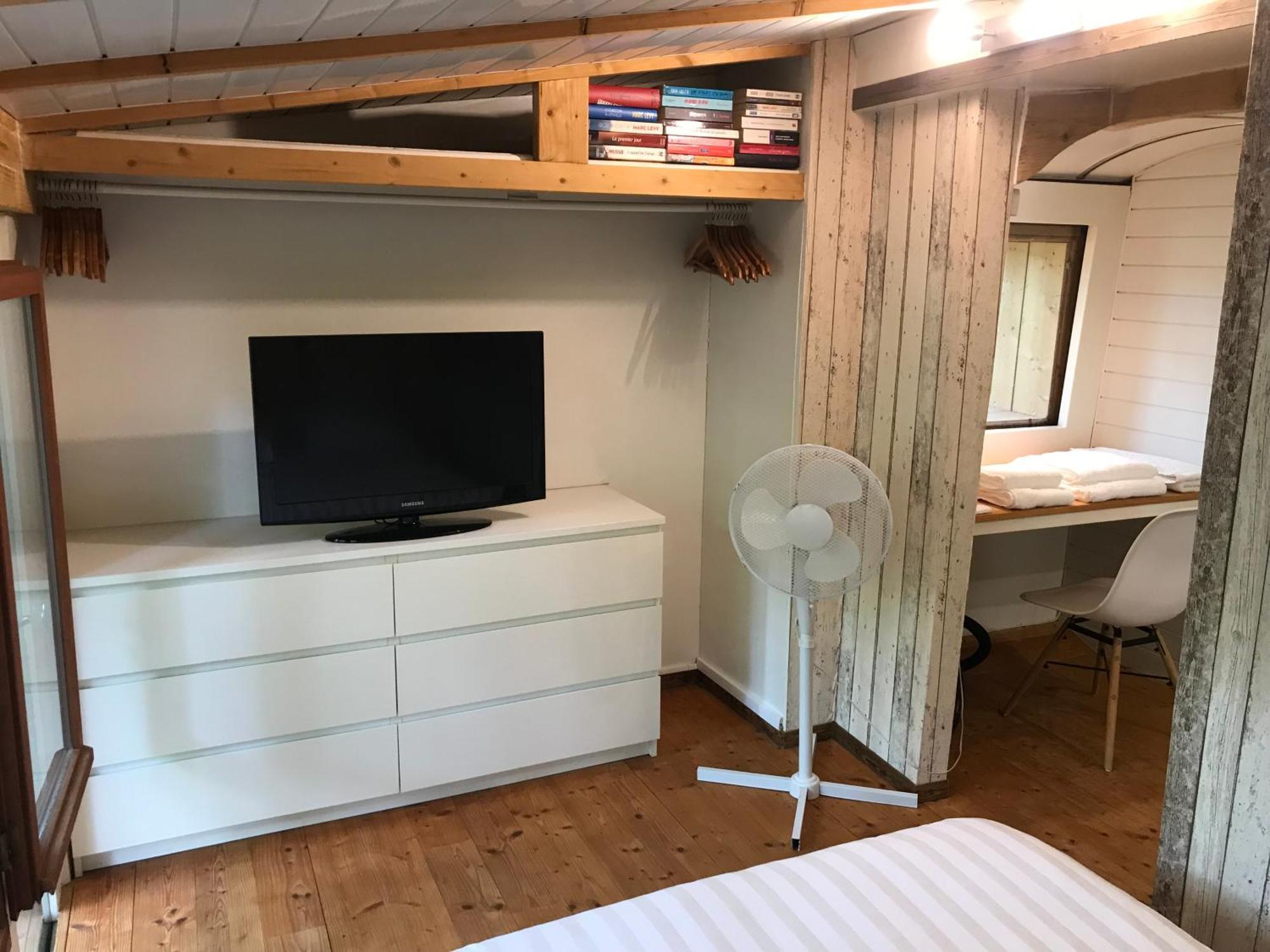 Bus Atypique Au Bord Du Canal Du Midi Et Au Coeur D'Une Foret 2 Chambres Villepinte  외부 사진