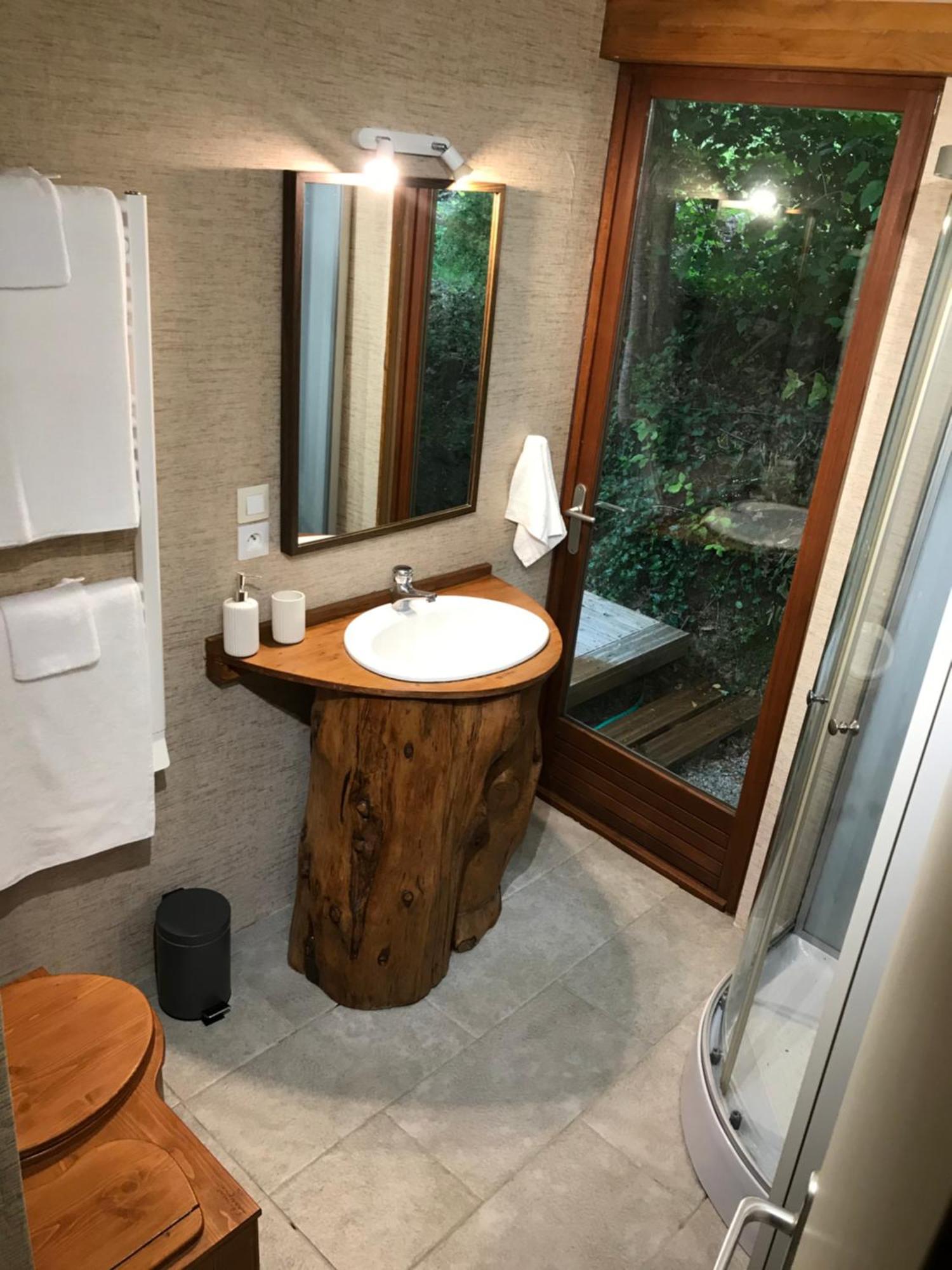 Bus Atypique Au Bord Du Canal Du Midi Et Au Coeur D'Une Foret 2 Chambres Villepinte  외부 사진